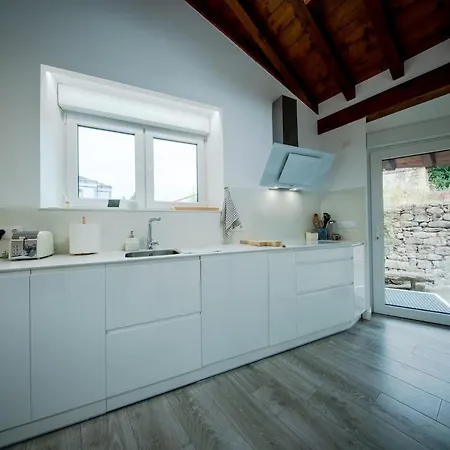 Spacious Renovated House In Apartment