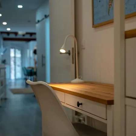 Spacious Renovated House In Apartment
